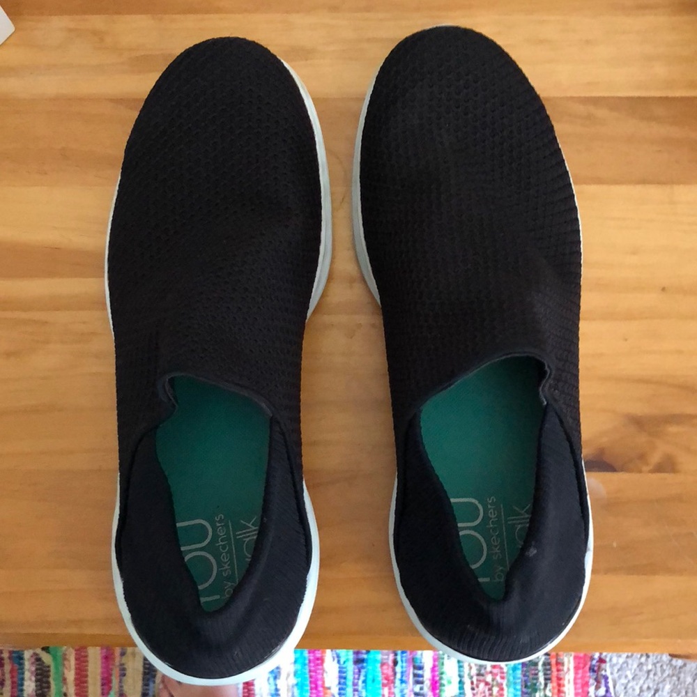 Sketchers comfy black shoes
